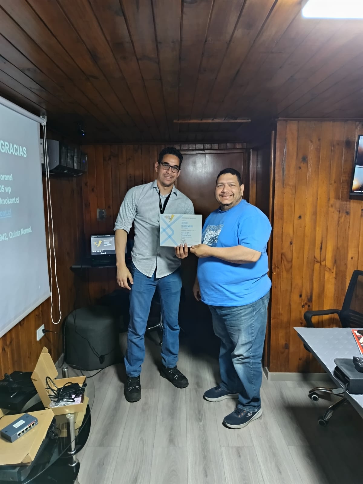 Técnico recibiendo certificado